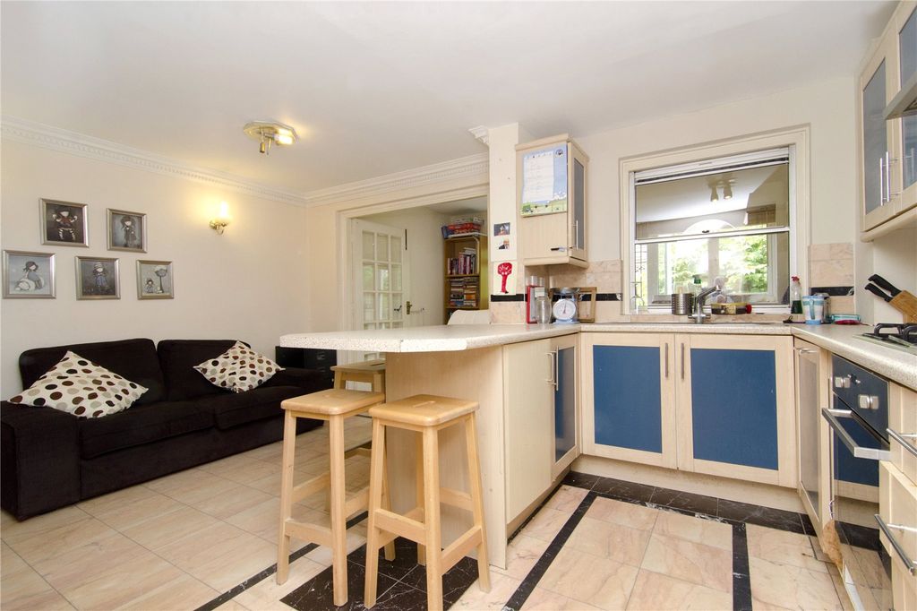 Property photo 2 of 6 Kitchen