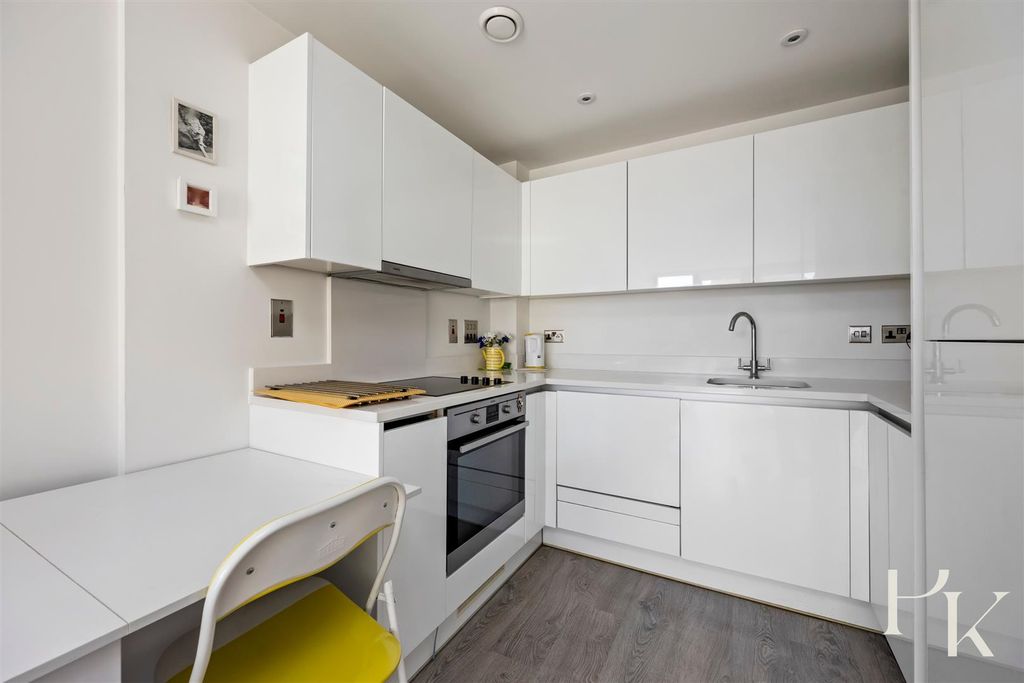 Property photo 3 of 17 Kitchen