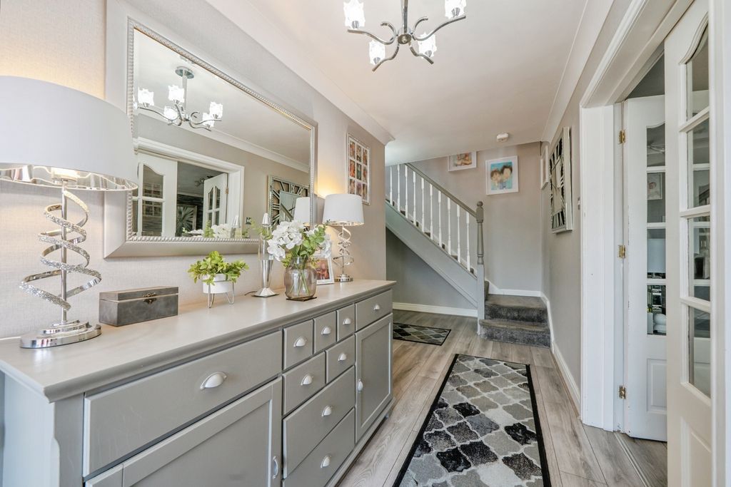 Property photo 3 of 30 Entrance Hallway