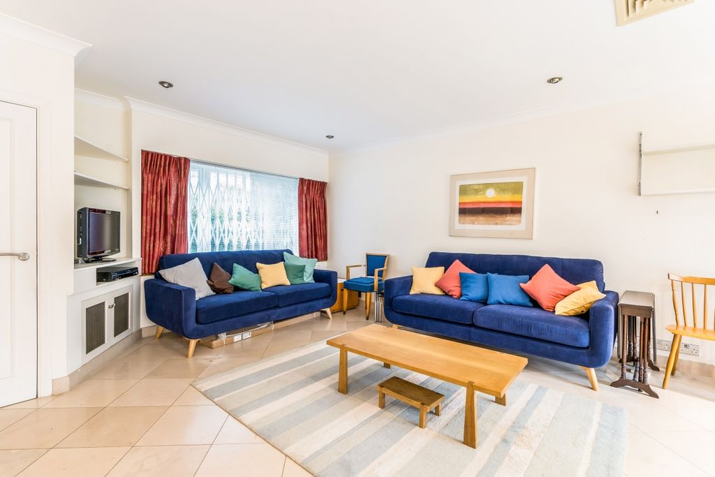 Property photo 3 of 10 4 St. Regis Close...