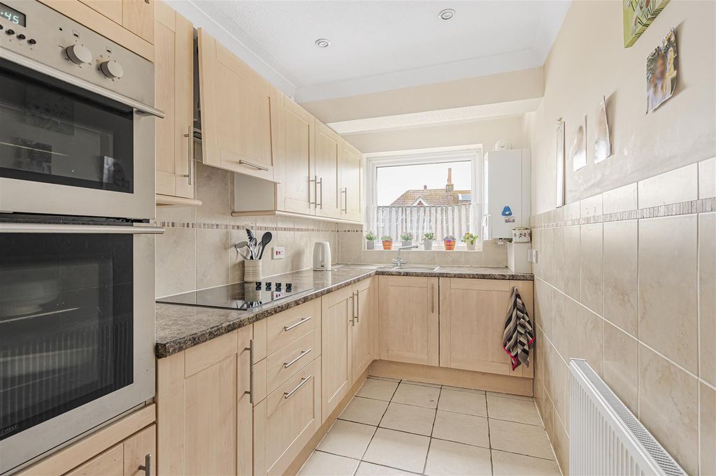 Property photo 3 of 9 Kitchen