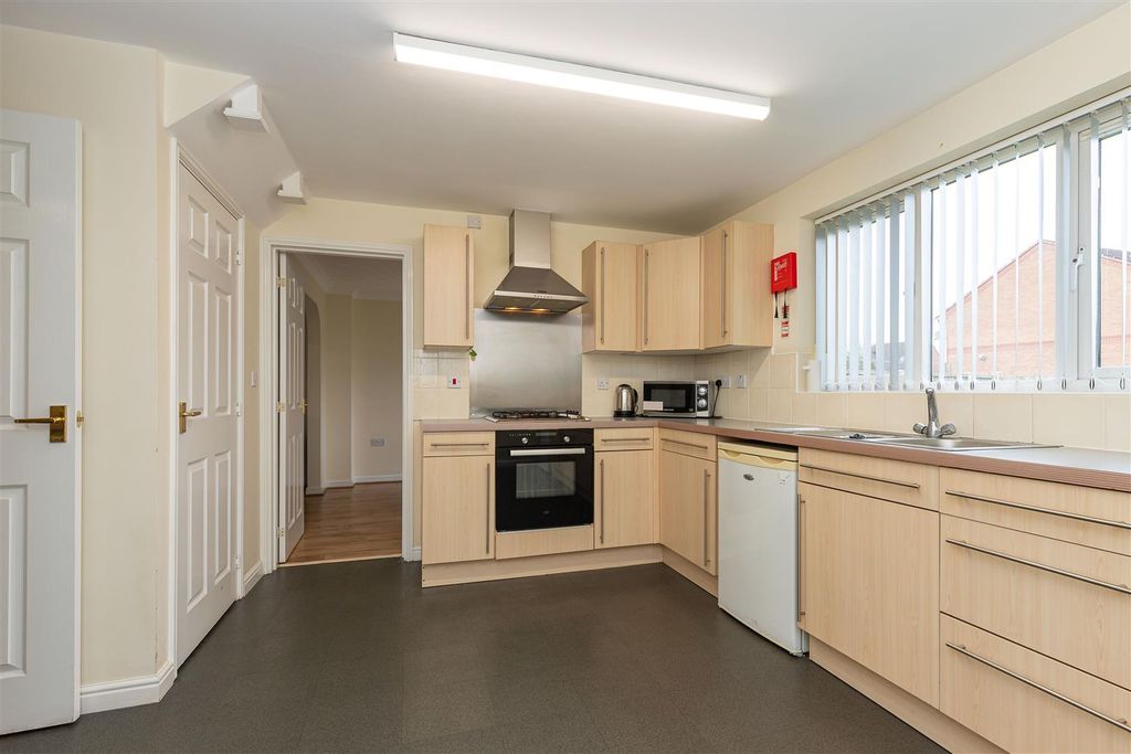 Property photo 3 of 15 19 Lakeside Close-8.Jpg