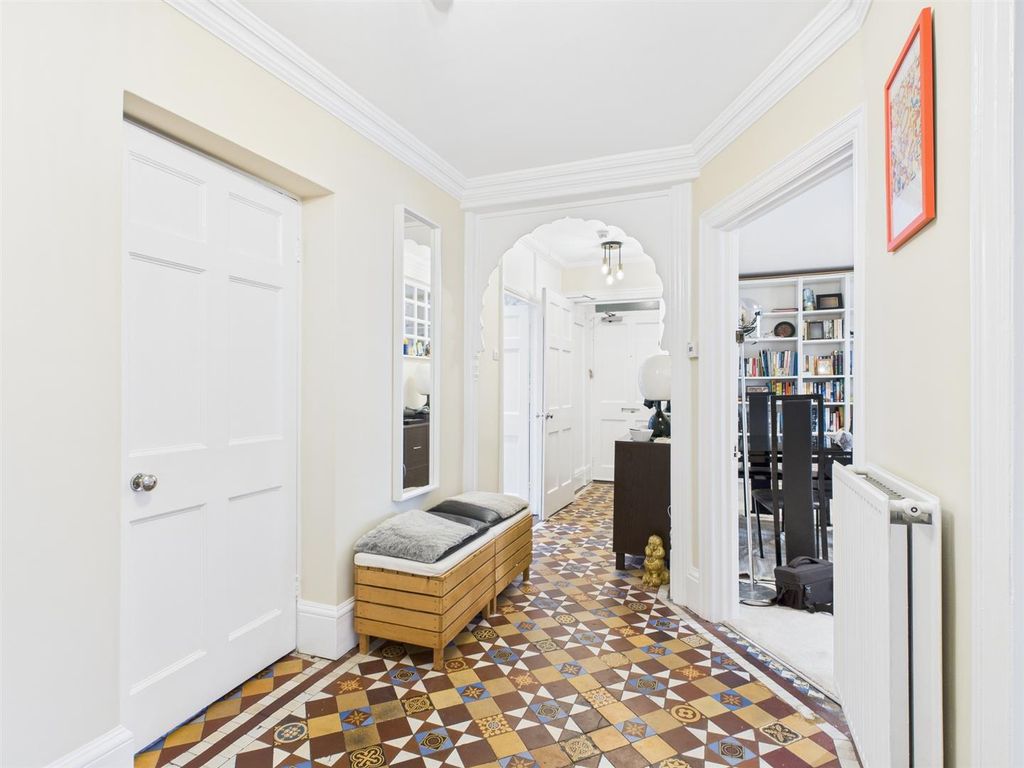 Property photo 3 of 23 Entrance Hall