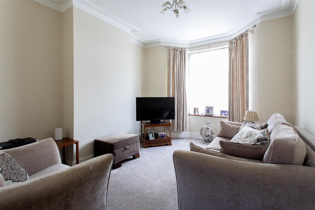 Property photo 2 of 27 Rensburg Road, E17