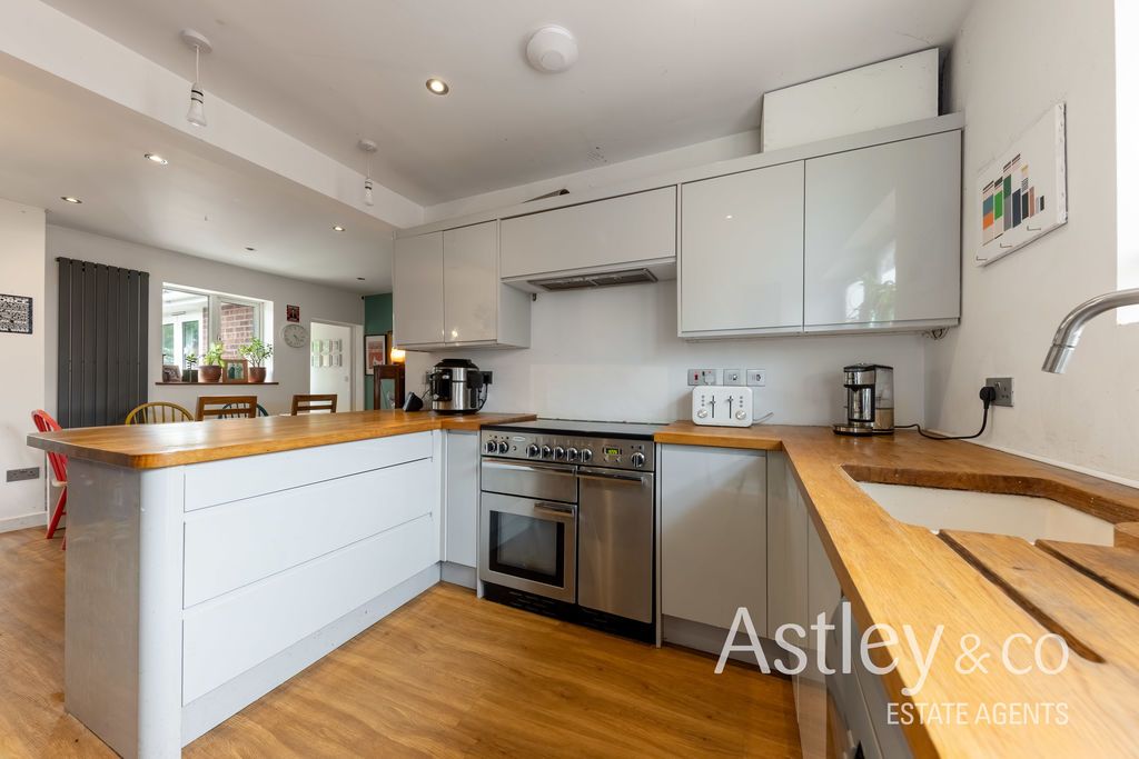 Property photo 2 of 17 Kitchen