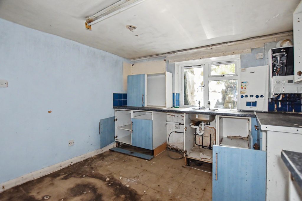 Property photo 3 of 18 Flats A-C, 16 Woolwich Road, Greenwich, London, Se10 0Ju