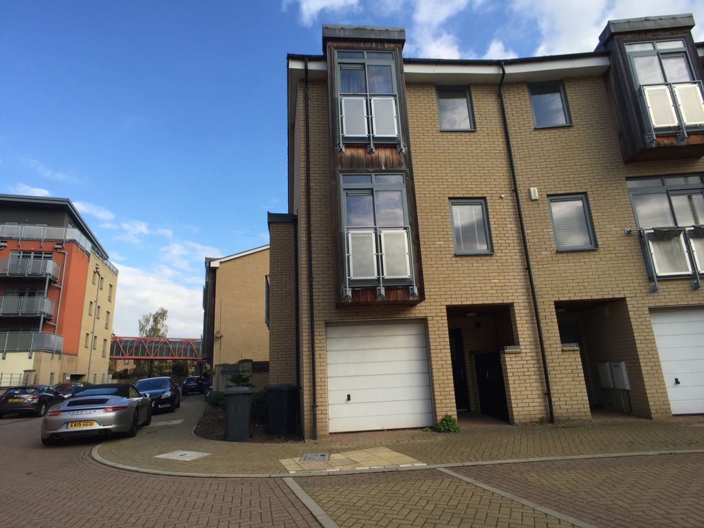 Property photo 1 of 12 4 Bedroom Town House Next To Train Station, Cambridge, Cb1