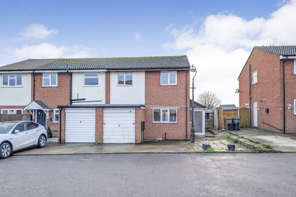 Property photo 1 of 4 2 Avery Close, Allhallows, Rochester Me3 9Qg