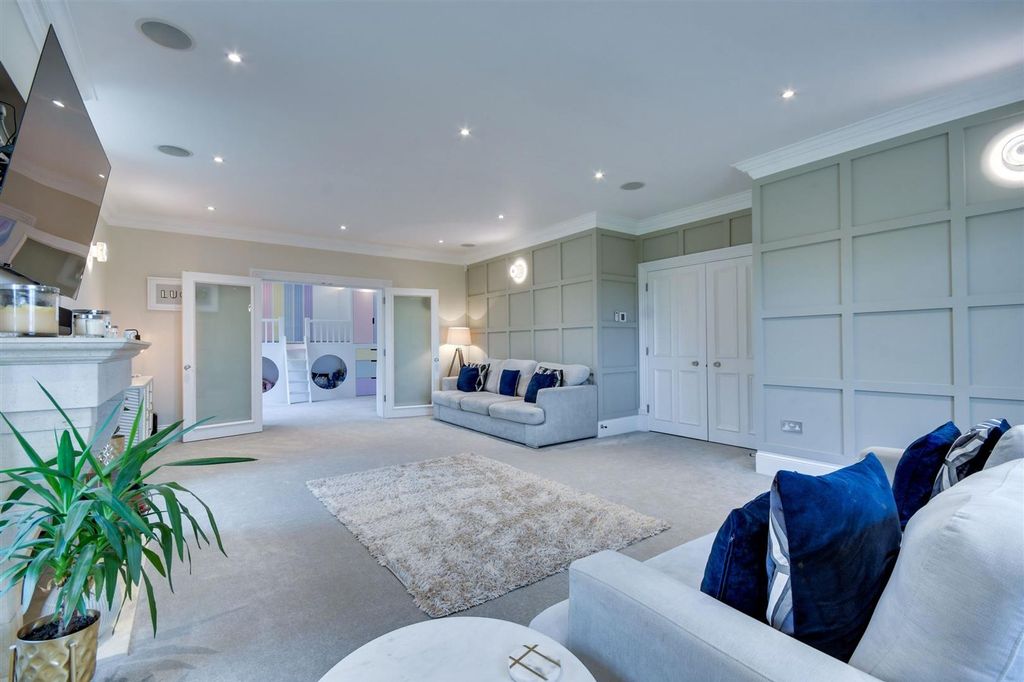 Property photo 3 of 22 School Lane