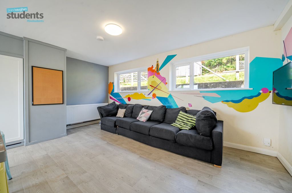 Property photo 3 of 13 80702667-2A5c-44F...