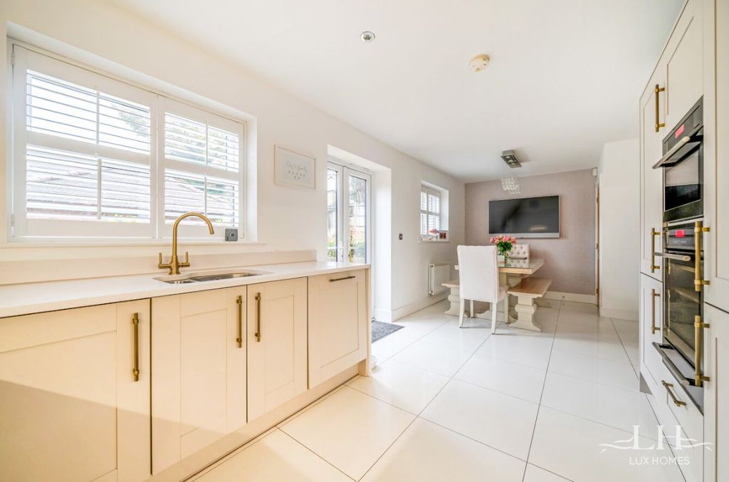 Property photo 3 of 28