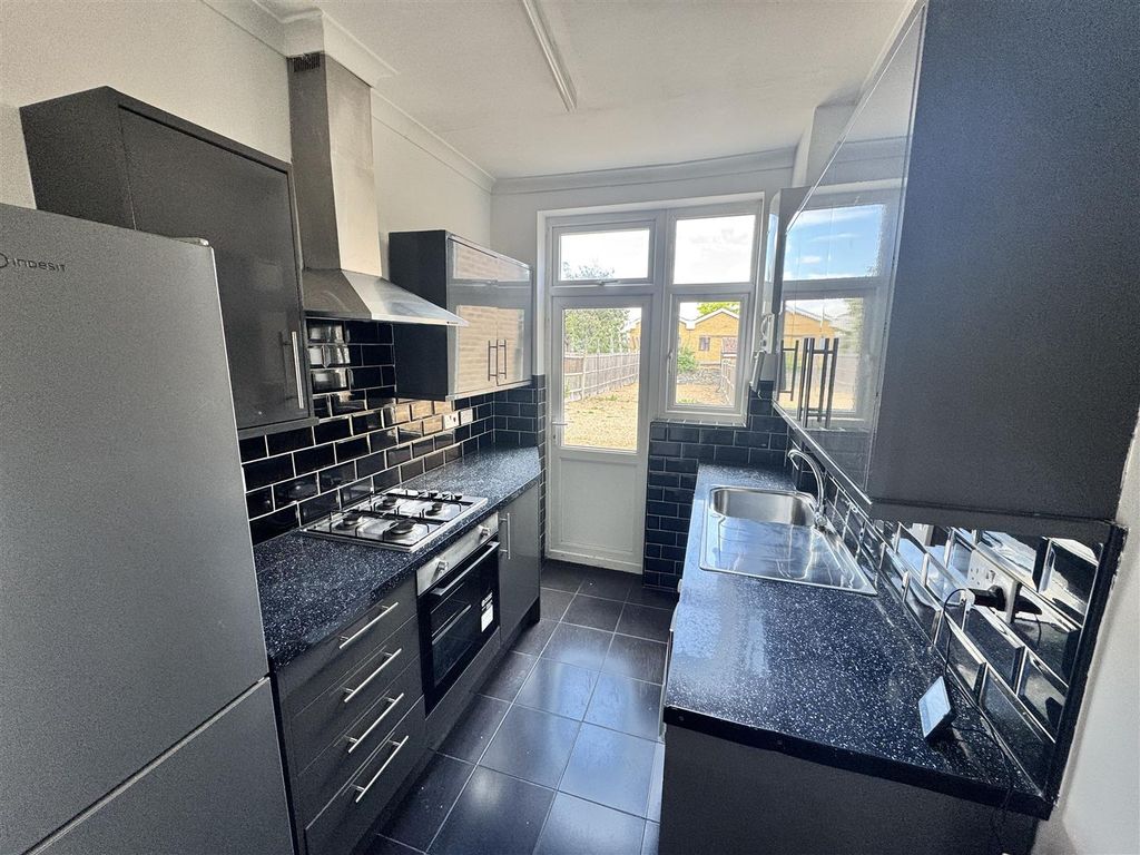 Property photo 2 of 10 Kitchen