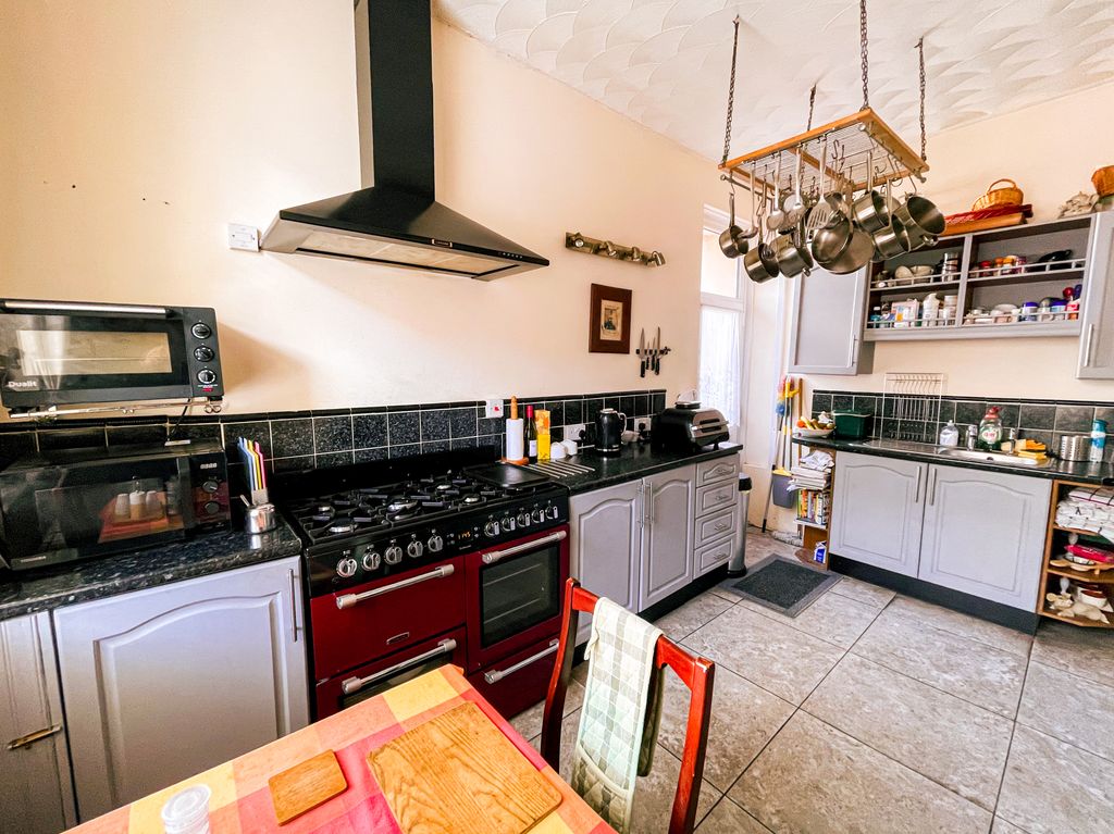 Property photo 2 of 33