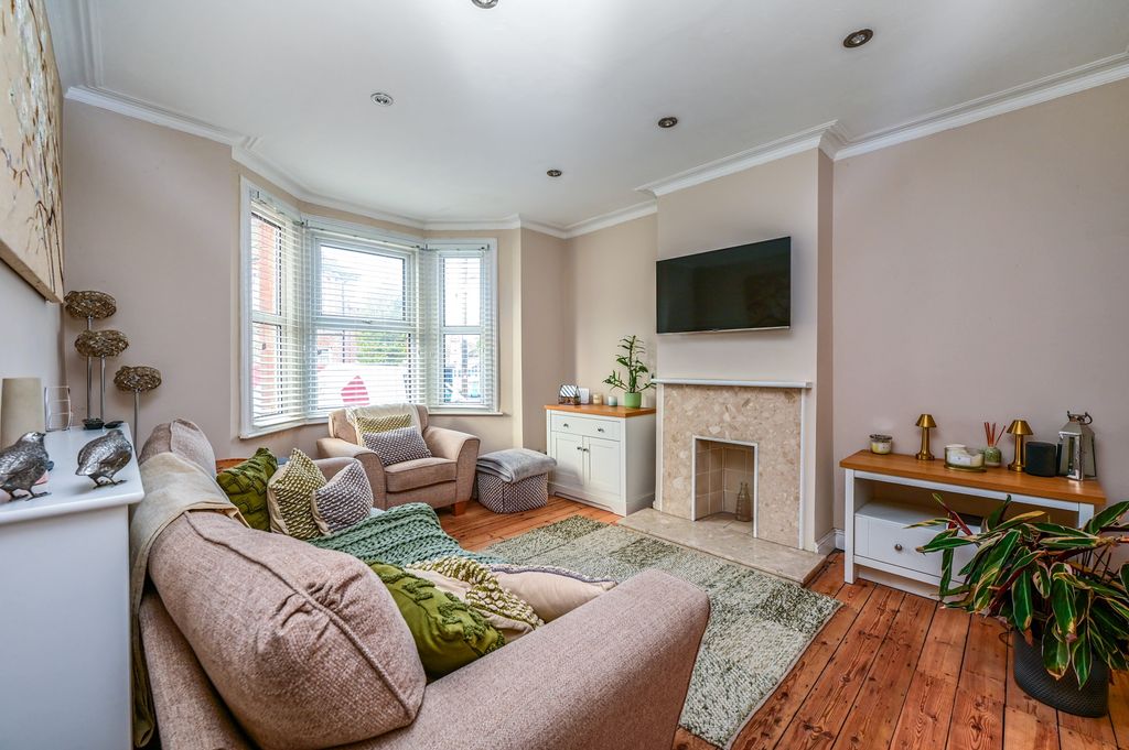 Property photo 3 of 9 5 New Rd (1)