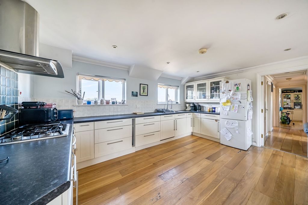 Property photo 3 of 17 Kitchen