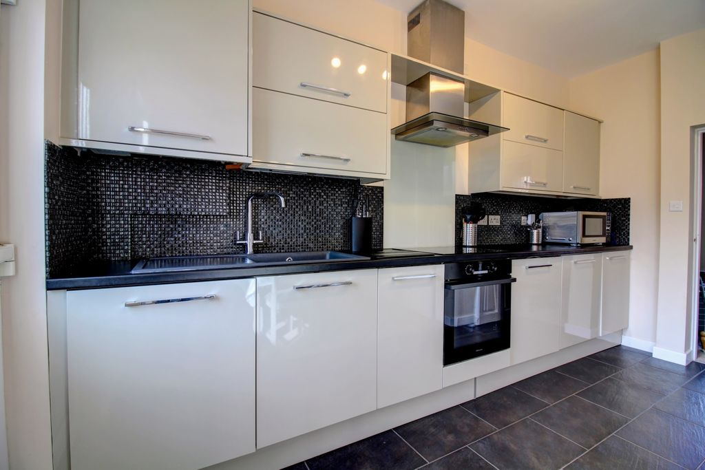 Property photo 3 of 10 Kitchen-Diner - St Johns St - Matt Clinton - Ewemo