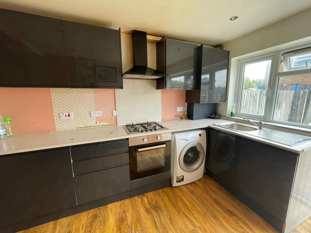 Property photo 1 of 10 Stunning 4 Bedroom Semi Detached House For Rent In Ub5