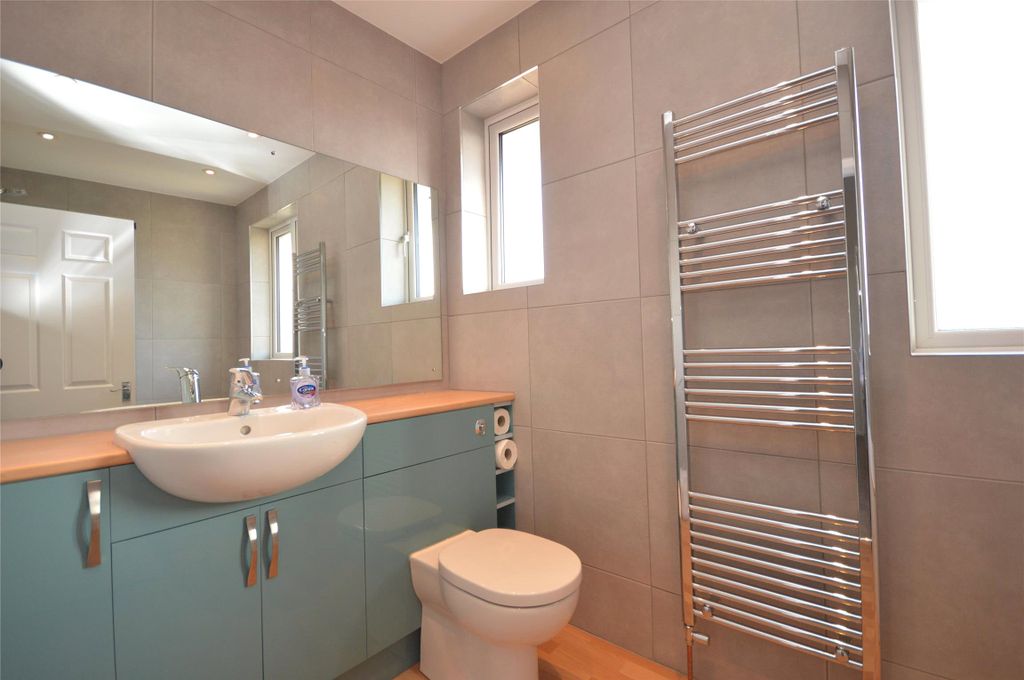 Property photo 3 of 18 Bathroom