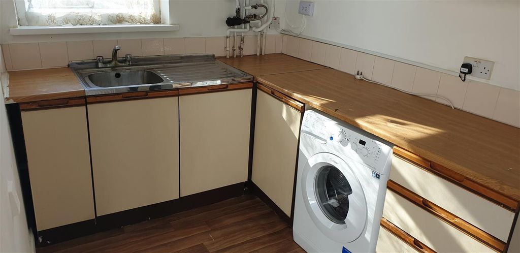 Property photo 2 of 7 Kitchen