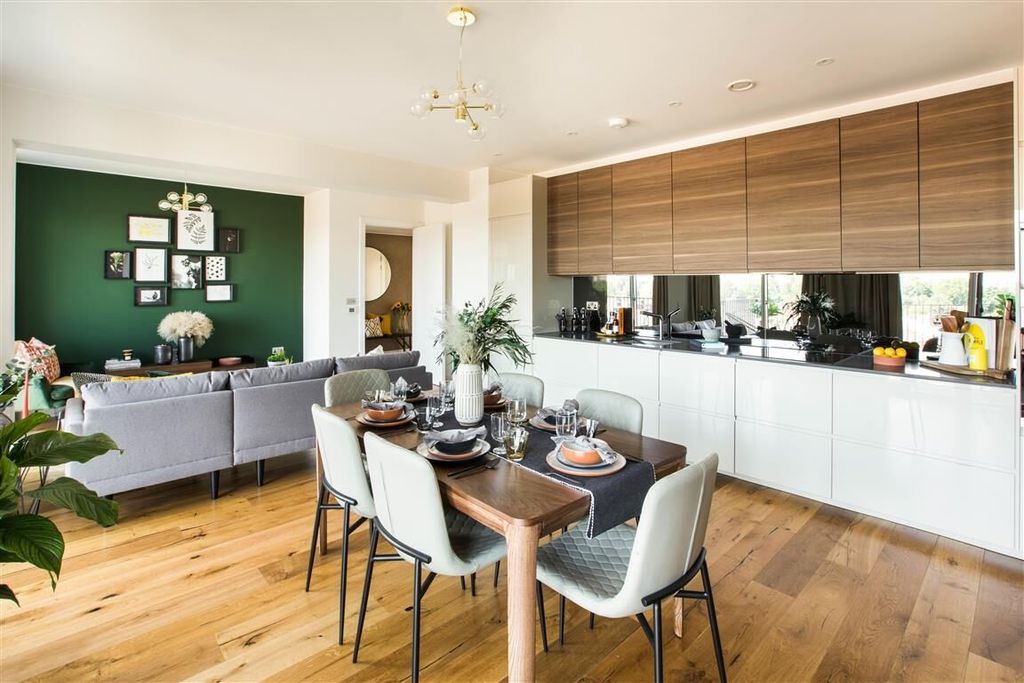 Property photo 3 of 21 Botanicalmews_Sho...