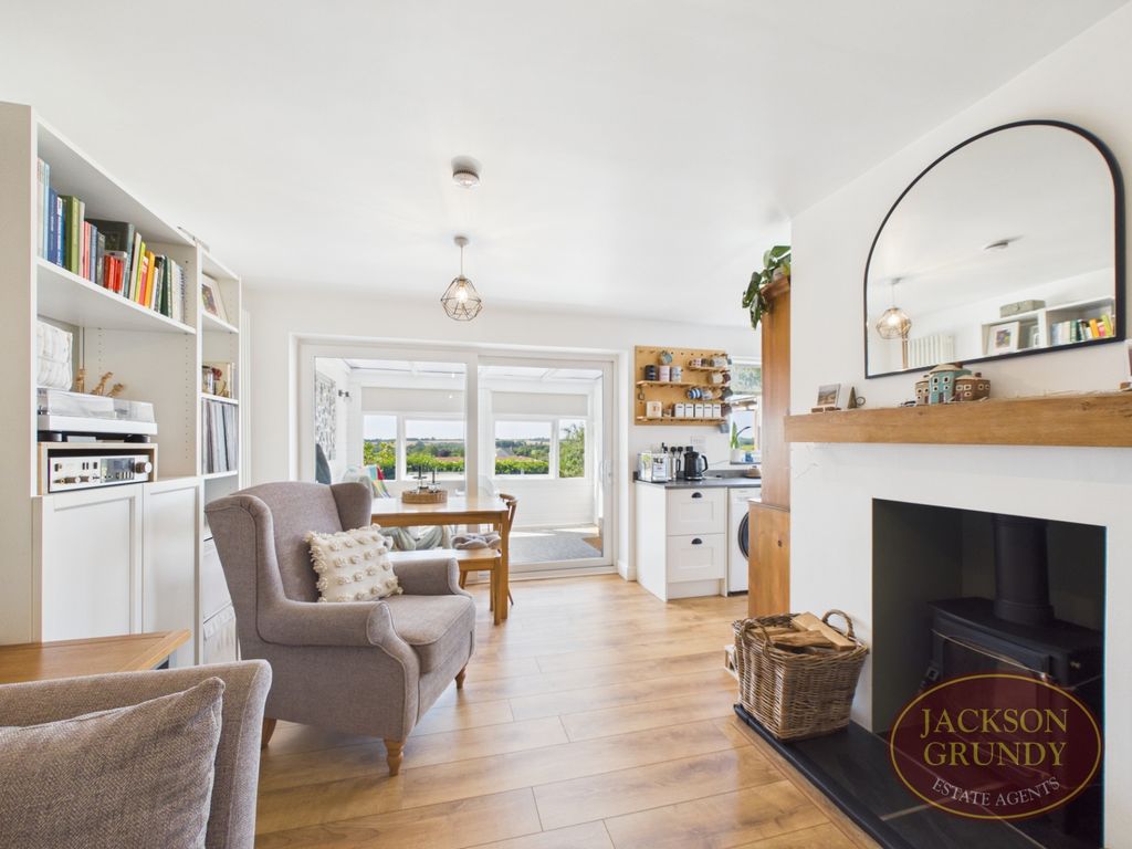 Property photo 3 of 19 Dowthorpe Hill