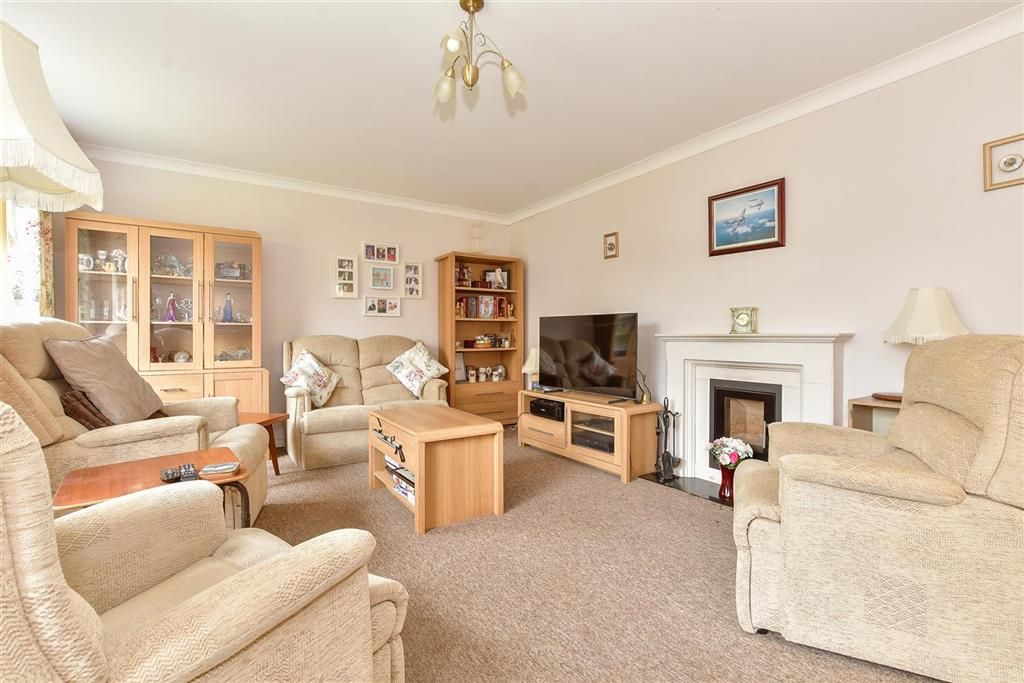Property photo 3 of 7 Lounge