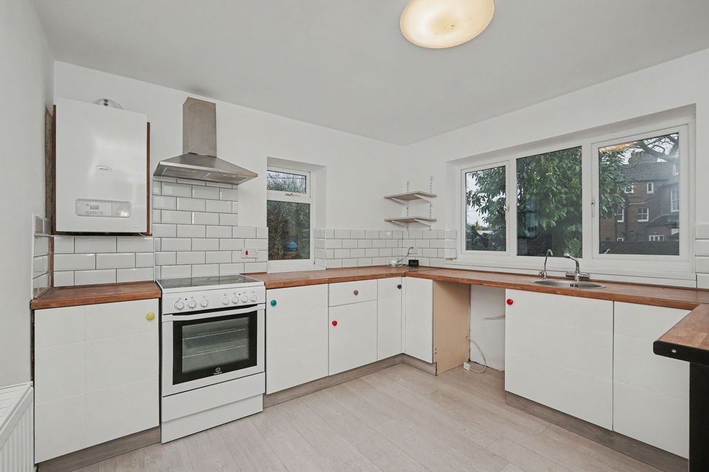 Property photo 3 of 17 Ground Floor Flat, 8 Radnor Park Road, Folkestone, Ct19 5Au