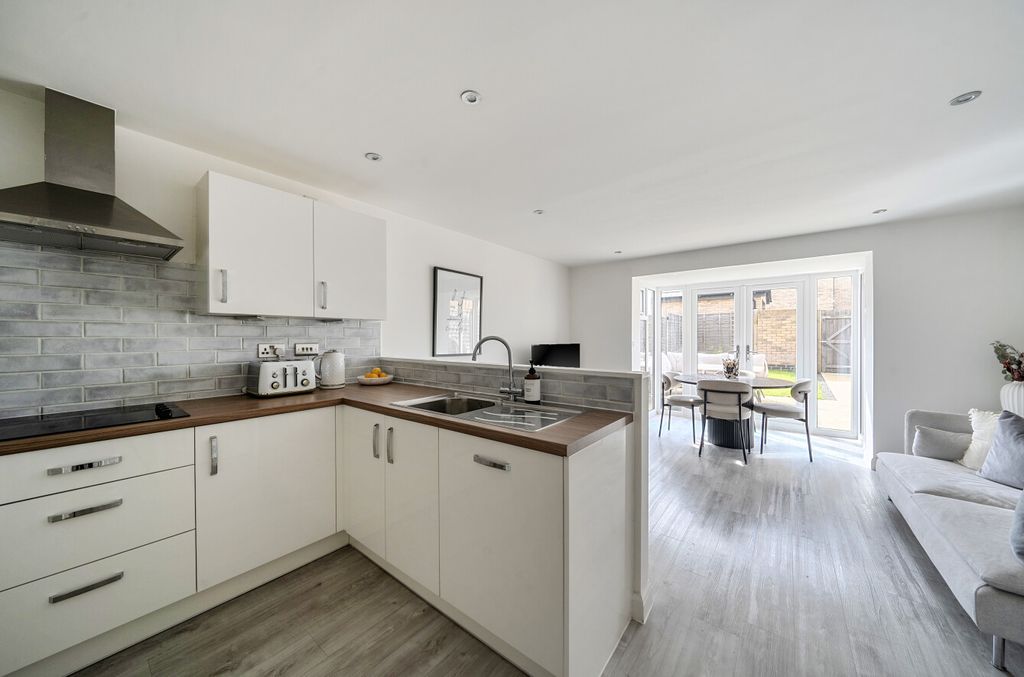 Property photo 2 of 19 14306861669Bd3E2A930F4