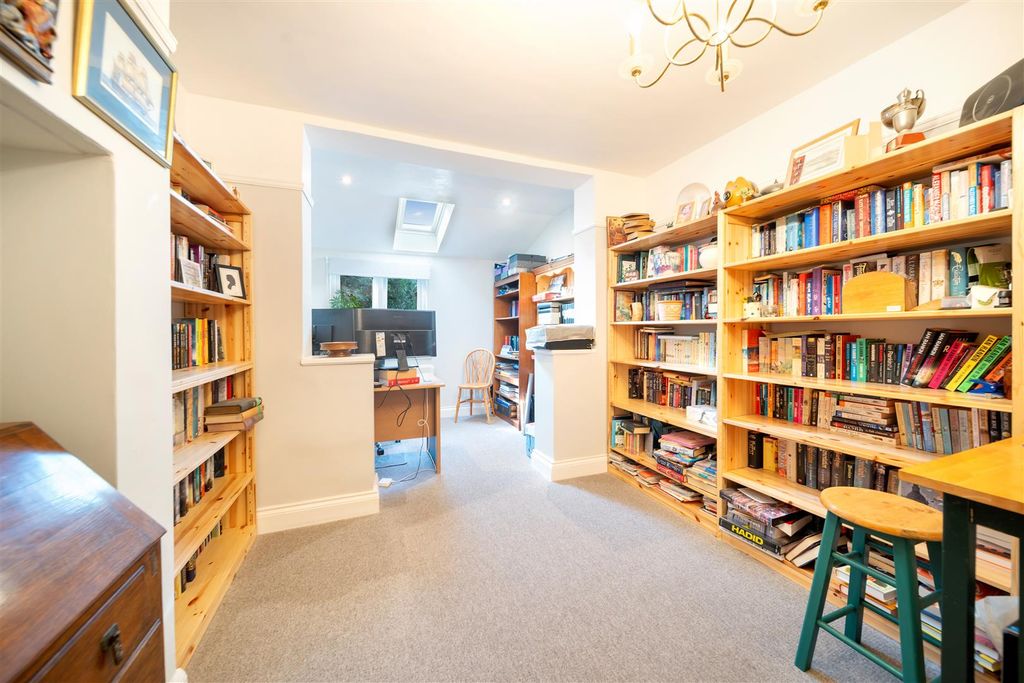 Property photo 3 of 18 Penhurst-26.Jpg