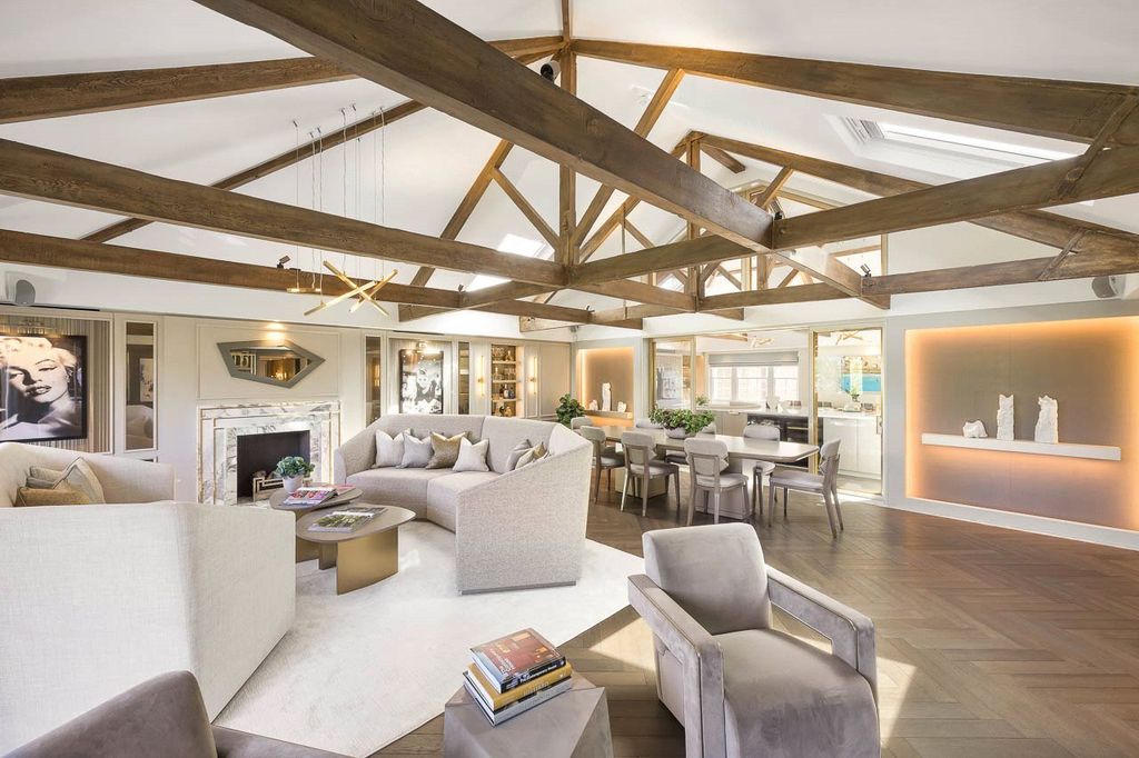Property photo 1 of 18 Vaulted Ceiling