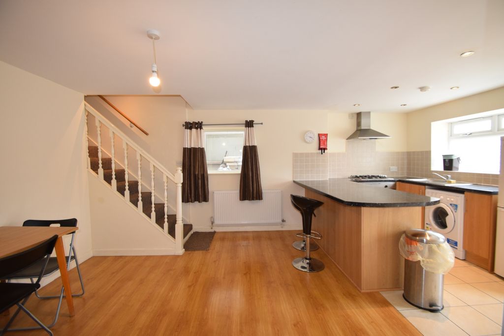 Property photo 1 of 6 Photo 4