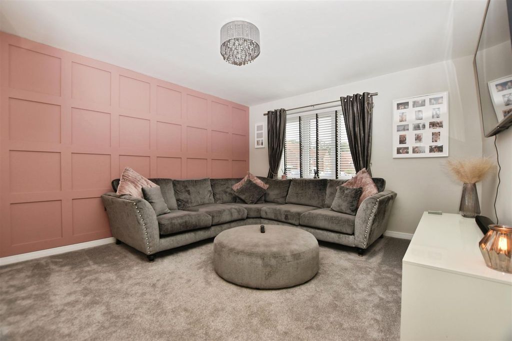 Property photo 2 of 16 Lounge