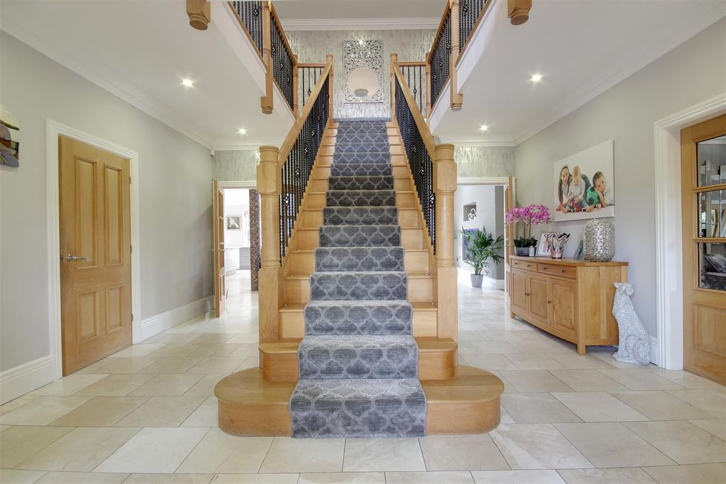 Property photo 2 of 36 Entrance Hall/Reception