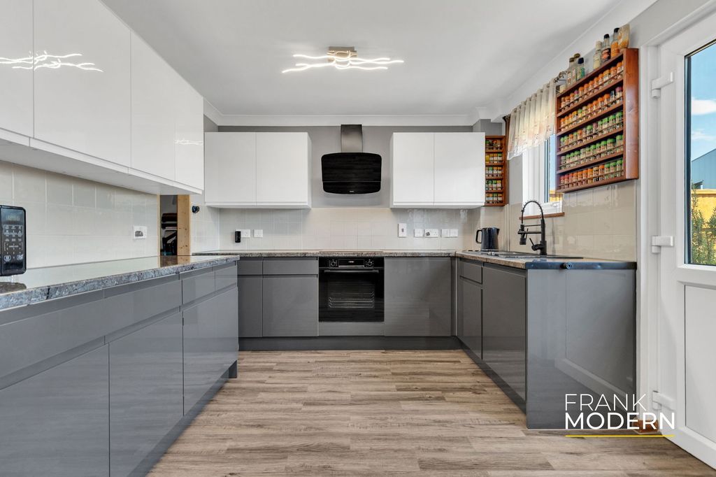 Property photo 3 of 39 Kitchen / Diner