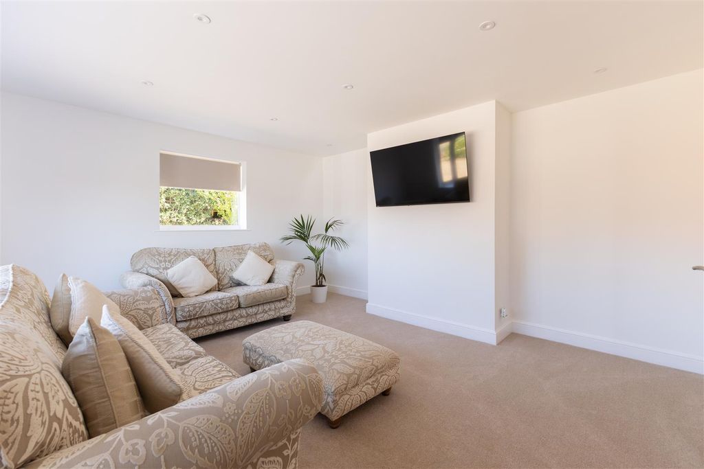 Property photo 3 of 17 Img_1022.Jpg