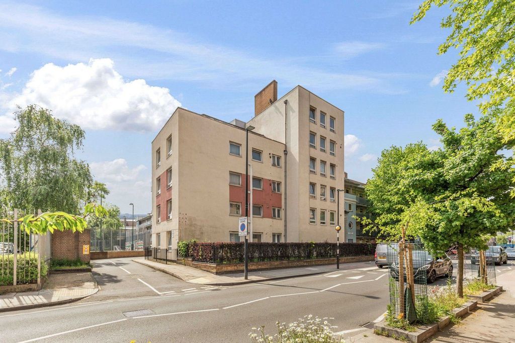 Property photo 1 of 1 3 Bedroom Flat In Bromley-By-Bow