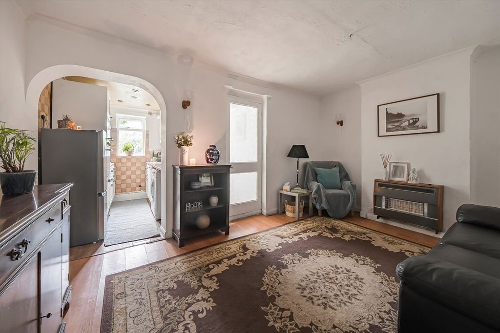 Property photo 2 of 8