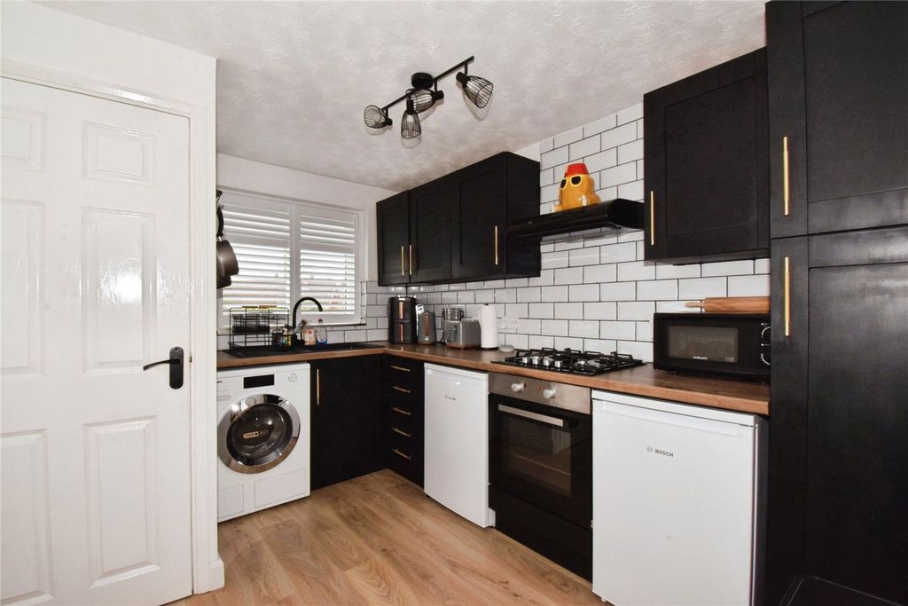 Property photo 3 of 18 Kitchen