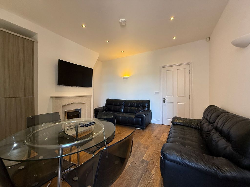 Property photo 3 of 11 Living Space