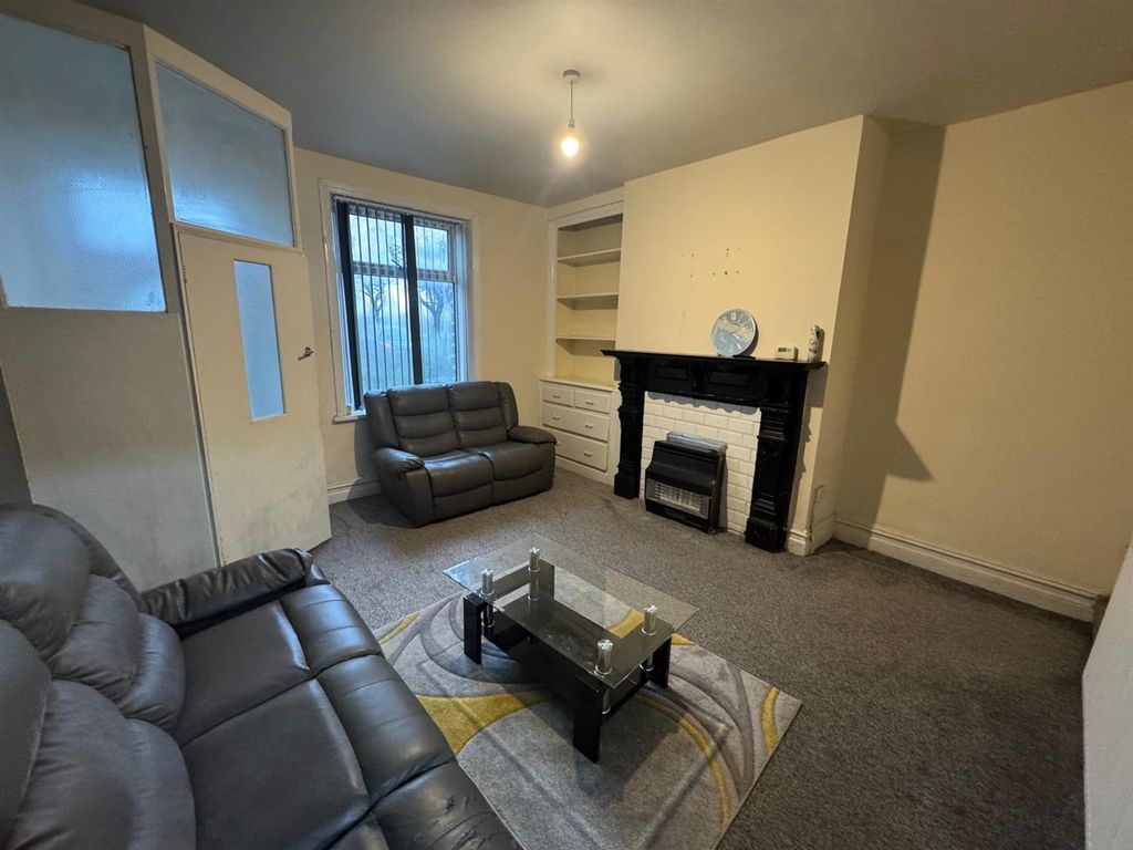 Property photo 3 of 13 Lounge