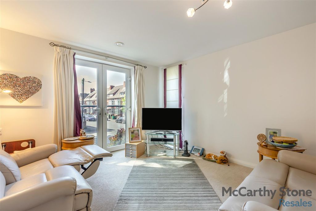 Property photo 3 of 14 8645243-Interior18.Jpg