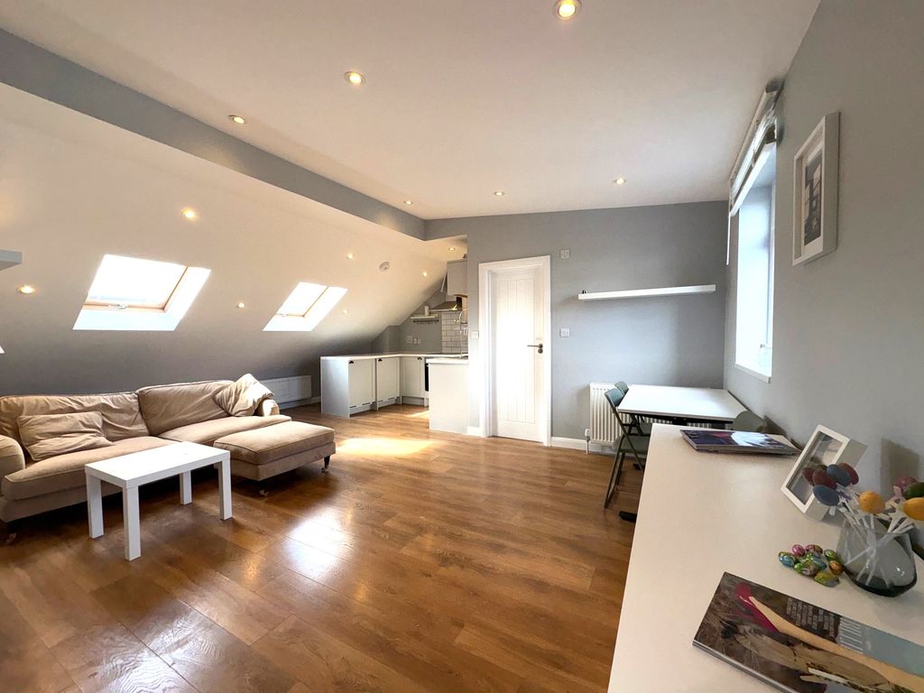 Property photo 3 of 5 105Fieldendroadrec3