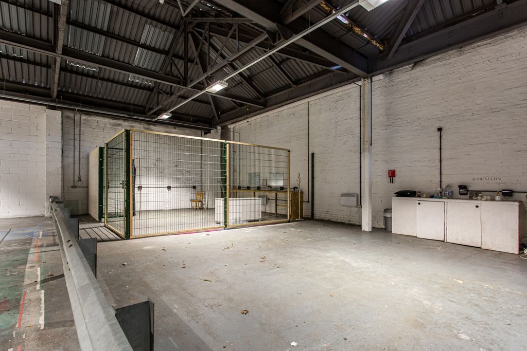 Property photo 3 of 11 30-36 Bastwick St-3