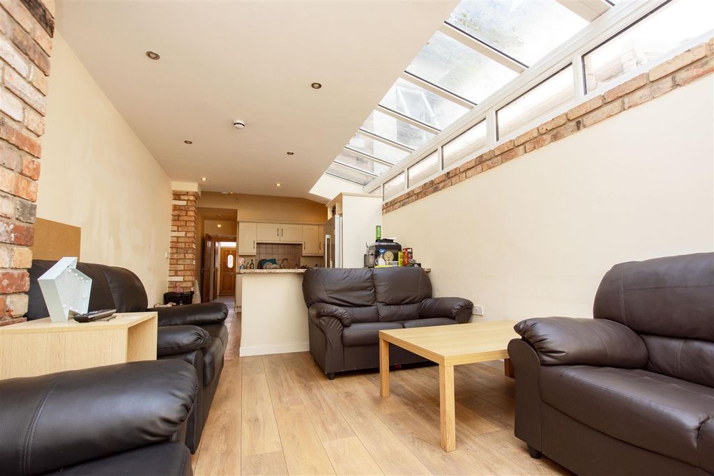 Property photo 2 of 12 Approach
