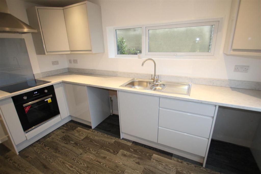 Property photo 2 of 11 Kitchen