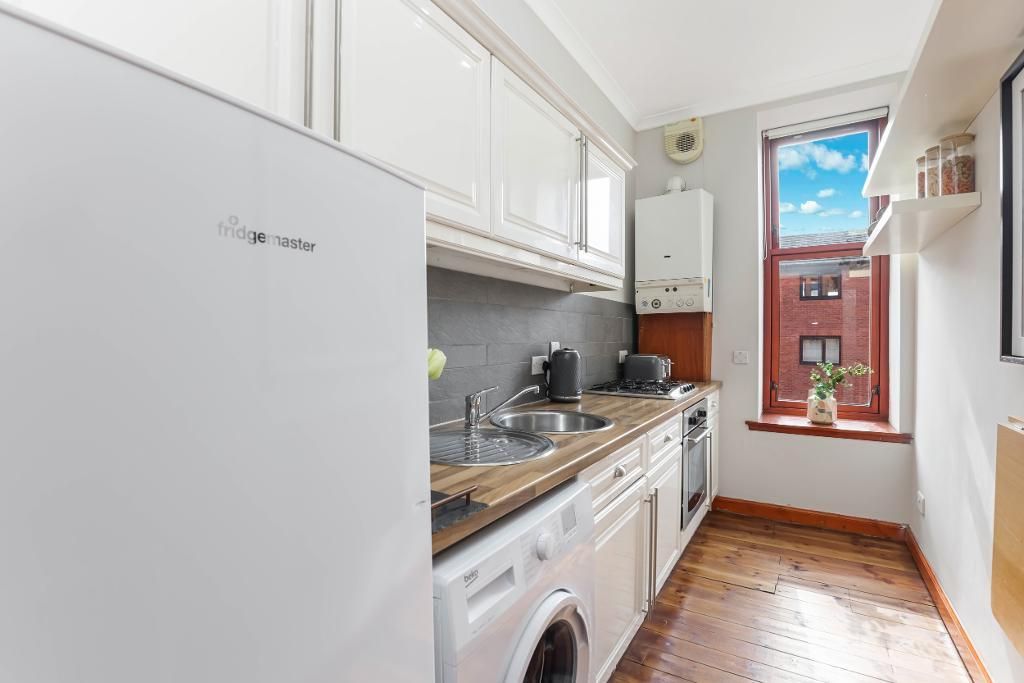 Property photo 3 of 18 Kitchen