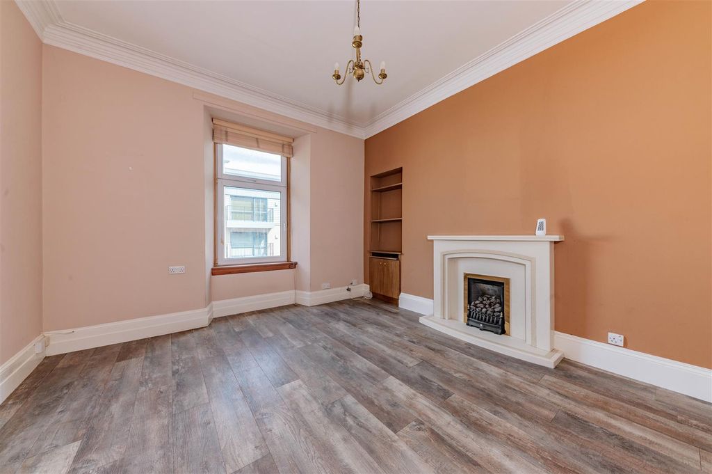 Property photo 2 of 10 306B Queen Street Bf-1.Jpg
