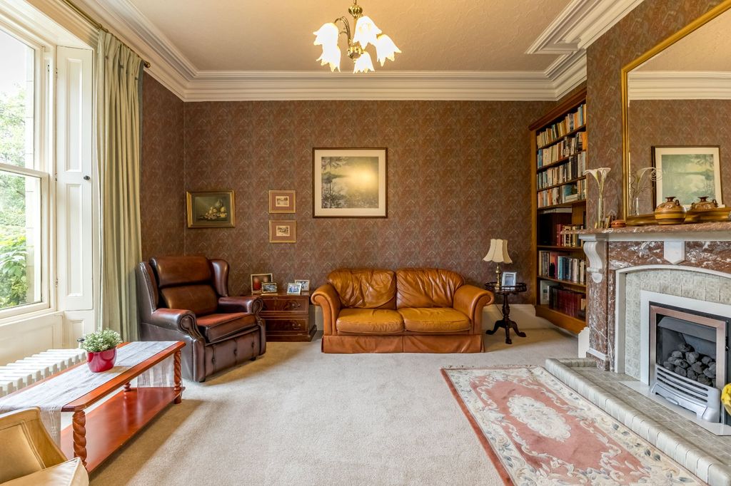 Property photo 2 of 43 Sitting Room