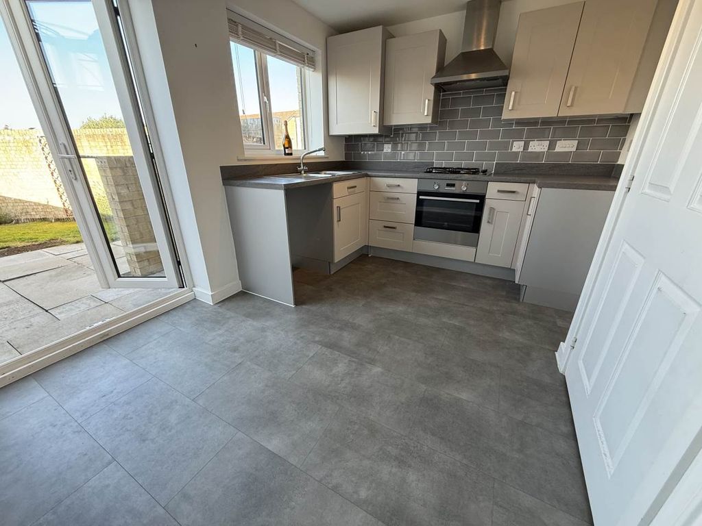 Property photo 2 of 11 Kitchen