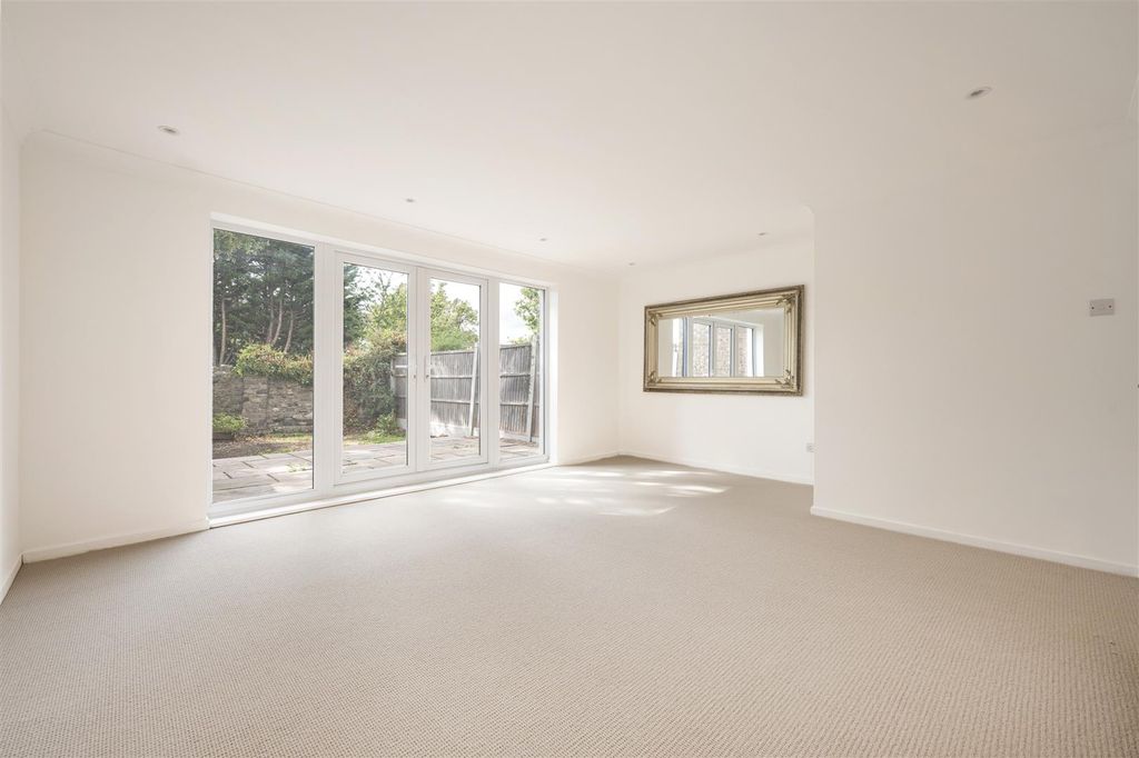 Property photo 2 of 21 Village Close, E4